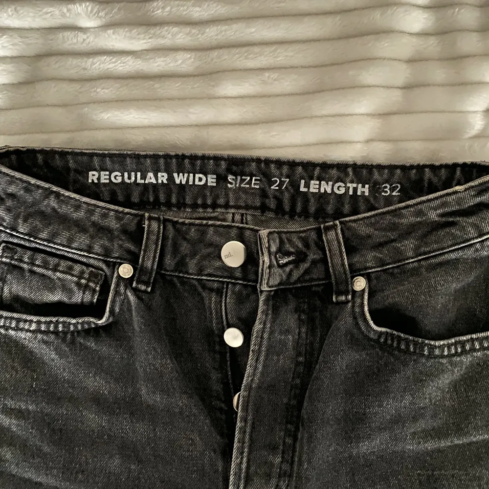 svarta jeans med slitningar från bikbok, i modellen regular wide. storlek 27 längd 32, bra längd på mig som är 172cm. mycket fint skick, änvända 1 gång❤️. Jeans & Byxor.