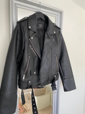 Skinnjacka - En liten kortare skinnjacka🤩🤩 skitsnygg till allt😍 inga defekter