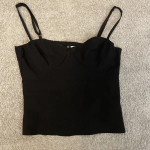 Korsett topp - Nästan helt ny topp, används ej då det inte kommer till användning. Nypriset är 200. 
