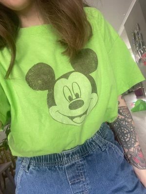 Vintage T-shirt  - T-shirt inhandlad på beyond retro i sååå snygg grön färg med Musse pigg på!! Trycket är absolut slitet, men det var det vid inköp. Tycker den är charmig ändå. Mycket kvar att ge. 