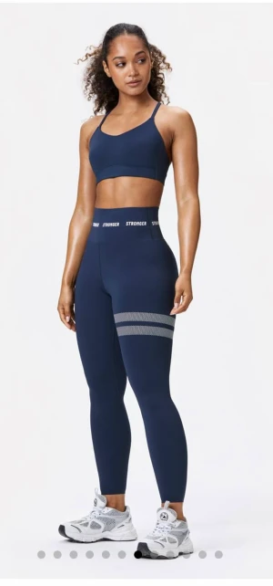 Sharp tights från Stronger  - Hej! Säljer mina super fina stronger tights. Har använt dem 1 gång. Hör gärna av dig för bilder eller frågor❤️ Nypris är 900kr