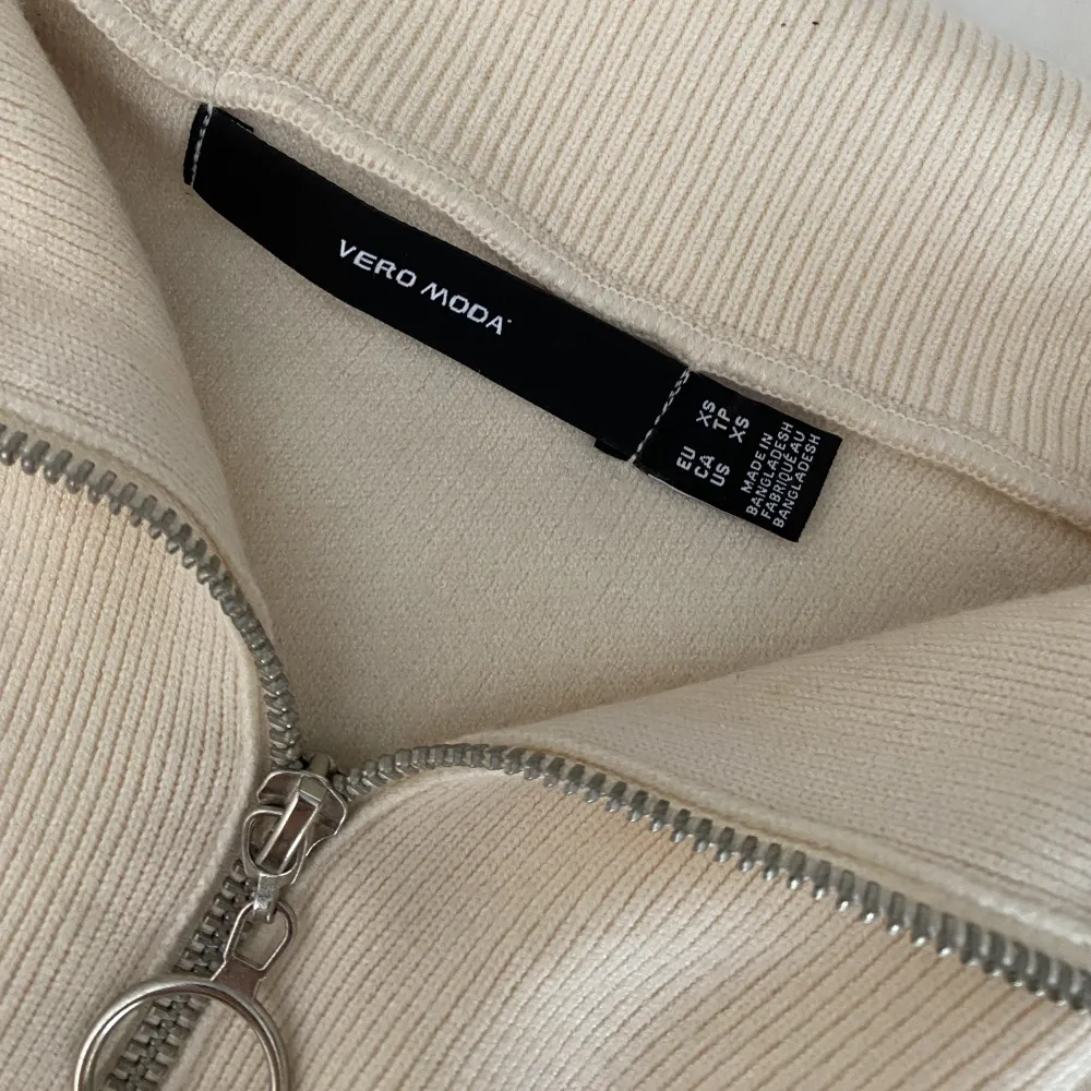 Vit finstickad zip tröja från Vero Moda som inte kommer till användning, använd 1 gång💕. Tröjor & Koftor.