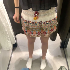 Zara kjol - Säljer denna super fina och somriga kjol ifrån zara. Använd fåtal gånger. Köptes i somras för 400kr. 