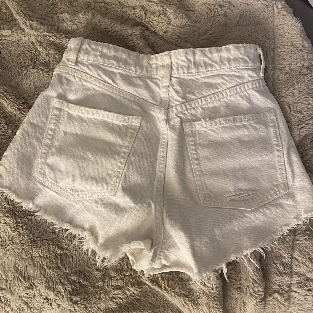 Jeans shorts från Zara, köpta förra sommaren men har blivit för små så kan inte använda dom längre.. Strl S, säljer för 200kr + frakt . Shorts.