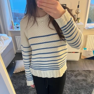 stickad tröja  - Säljer denna söta tröjan som är nästintill oanvänd! Skulle säga att tröjan är liten i storleken. Hör av dig vid funderingar