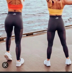Träningstights  - ”Curve tights” från Xshapes. Litet hål men har mer kvar att ge. Säljes pga för små. (+Frakt) 🤗(nypris runt 600)