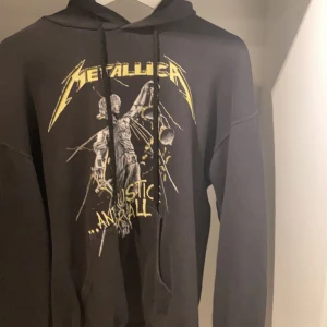 Metallica Hoodie L - Metallica ”And justice for all” hoodie i svart  Storlek Large