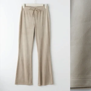 Velour byxor - Helt nya, använda ett par gånger och dem har ett litet hål på insidan av låret men inget man märker av tydligt. Säljer för att jag ej använder dom längre. Säljer även hoodien 