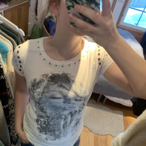 Cool t-shirt med nitar - Super snygg topp med tryck och med metal nitar💕 stl 40/42 men passar som en S/M