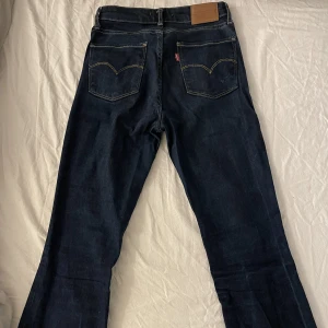 Bootcut jeans  - Säljer ett par mörklå Bootcut jeans från Levis på grund av att dom inte kommer till användning längre. Dom är sällan använda och är i fint skick. Köpte för 1099kr men säljer för 600kr, strl 25 men fungerar som 34💞