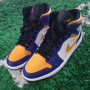 Jordan 1 Mid  - Jordan 1 Mid LA lakers, storlek 43 Cond 9/10 utan låda