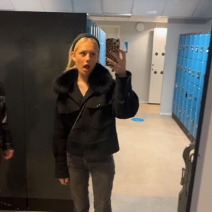 Meotine jacka - Säljer min super fina svarta Meotine jacka. Storlek xs/s. Bra skick! Säljer för 2500kr 💓