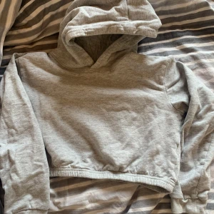 Croppad hoodie - Fin att använda på gymmet tillexempel, frågor om hur den sitter på eller annat på dm!