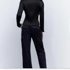 Cargo - Säljer mina helt oanvända cargo byxor ifrån zara då de inte kommer till användning , prislapp kvar💓 storlek 38 Skriv för egna bilder