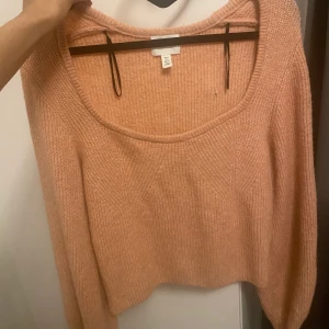 Stickad tröja  - Från hm och är en bakning av rosa och Beige! Jätte mysig och fin💗