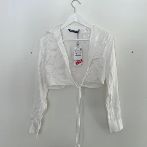 Topp från zara - Topp från Zara som aldrig har kommit till användning för mig. Den är skrynklig och så eftersom jag ej strykt den, den är vit och i ett silkes material. Snörerna kan man knyta runt midjan, Så fin men tyvärr för liten för mig! (100kr + frakt) 💕💕