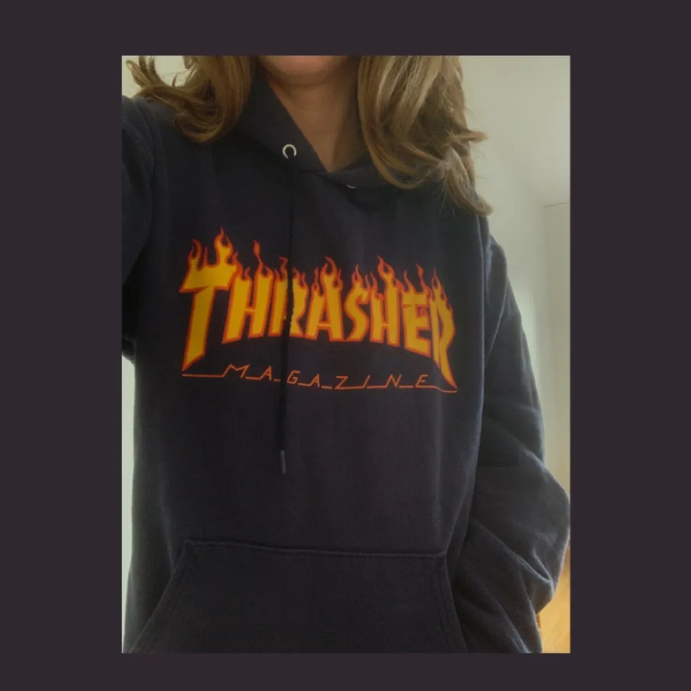 Äkta Thrasher, köpt på Junkyard. Mörkblå Thrasher hoodie. Använd en handfull gånger, i väldigt bra skick. . Hoodies.