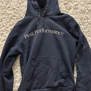 Peak performance hoodie - Peak performance hoodie, den är i bra skick och använd 10ggr kanske men använder inte längre.