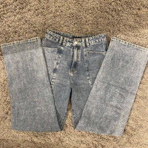 Straight leg jeans - Från prettylittlething, high waist, innerbensmått 81cm och midja 34cm,  120kr + köparen står frakt 