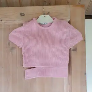 Använd fåtal gånger! Jättefin rosa crop top med en 'slit' på höger sida. Säljes då den tyvärr är för liten för mig!