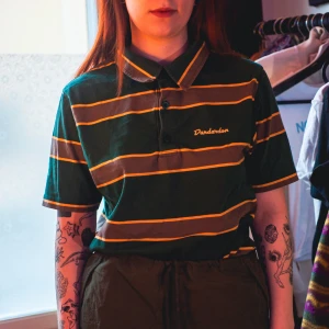 T-shirt - En oversized t-shirt med krage.