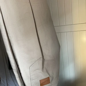 Jeans - Bilderna är tagna upp o ner då byxorna hänger på galge. använda 1 gång. tyckte dom var lite korta på mig som är lång. väldigt fina. kan strykas innan leverans