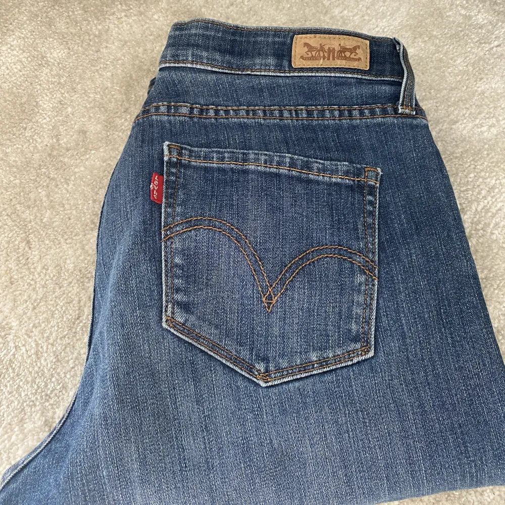 Säljer mina sköna Levis jeans. De är skit sköna och perfekta både som baggy jeans men även tighta. De kan användas av en person som är s-m beroende på hur man vill att de sitter. . Jeans & Byxor.