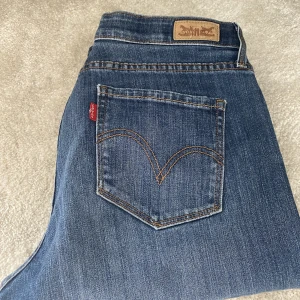 Levis jeans  - Säljer mina sköna Levis jeans. De är skit sköna och perfekta både som baggy jeans men även tighta. De kan användas av en person som är s-m beroende på hur man vill att de sitter. 