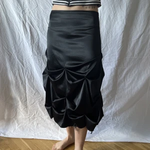 Svart volang kjol - Knälång kjol med volanger. Avklippt rå kant. 