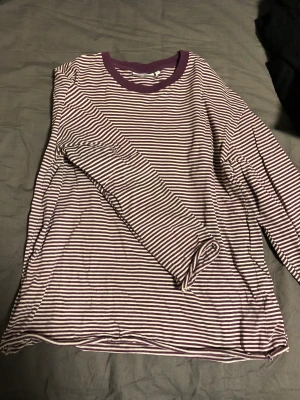 Lila randig tröja - Lila longsleeve från weekday, använd men har mer o ge, en liten målad smiley på ena armen, men syns knappt längre. 