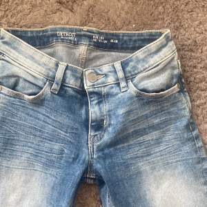 Jag säljer ett par oandvända lågmidgade trendiga jeans för ett rimligt pris❤️ kontakta mig vid intresse❤️❤️storleken är 11-12 men passar även 13-14❤️❤️