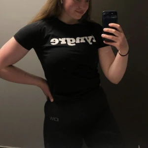 Tyngre t-shirt - Svart tyngre dam t-shirt i Storlek M. Frakt tillkommer! 