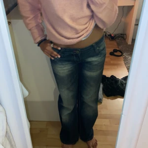Lågmidjade jeans (ganska baggy) - Skor snygg lågmidjade jeans som trender är väldigt snygga och den andra bilden är  bilden från tjejen som jag köpte ifrån! Älskar dessa jeansen men dags för ngn annan att göra samma!köpte för 500kr säljer för 350! Jag har strl s men skulle säga m !