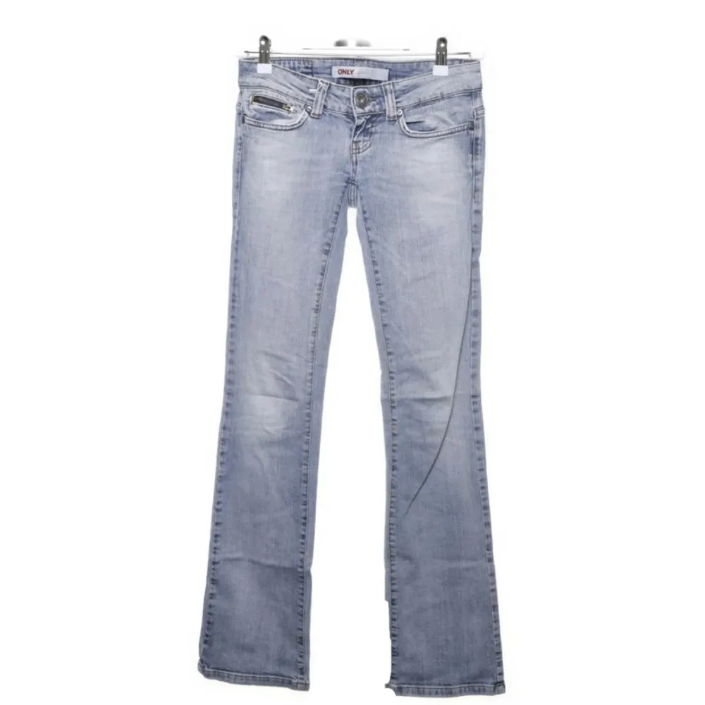 jätte fina lågmidjade jenas, köpta från plick! midjemått: 72 innebenslängd: 82💘 BUDET LIGGER PÅ 550kr. Jeans & Byxor.