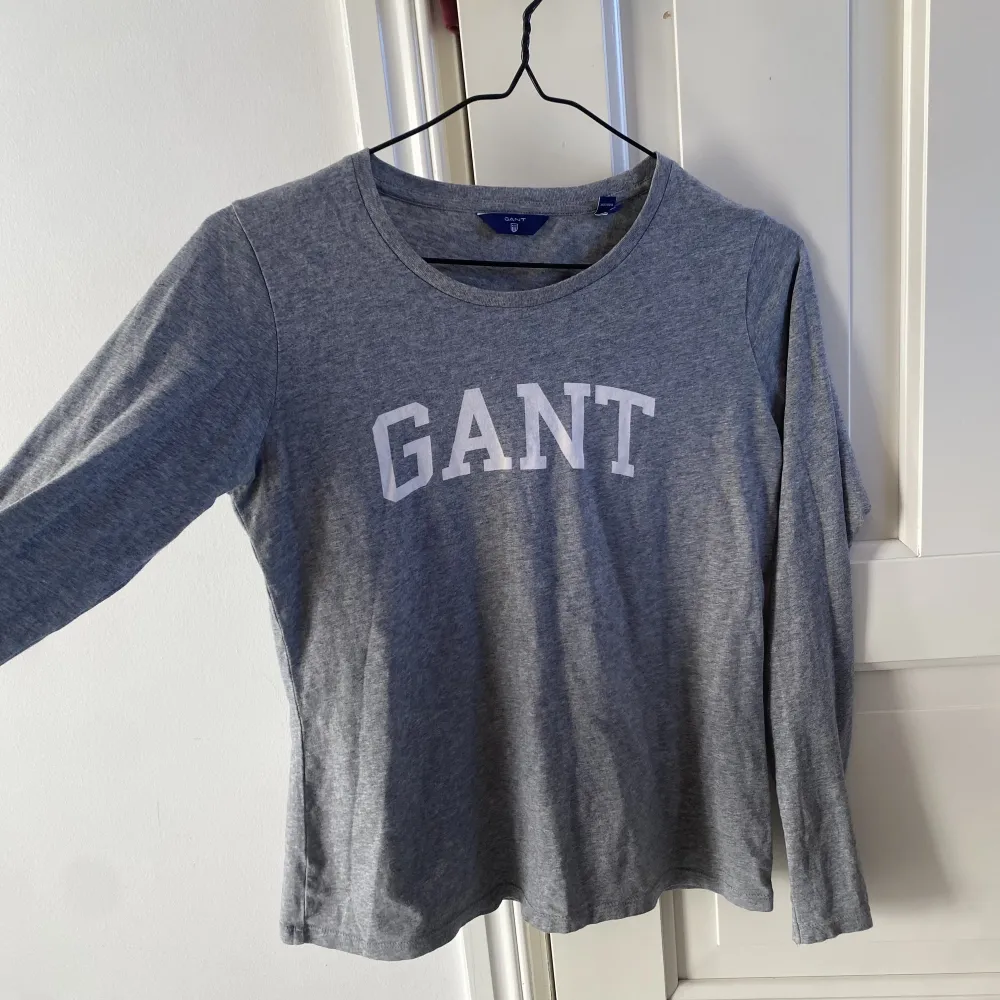  Långärmad grå tröja från Gant i storlek XS. Den är aldrig använd. . Toppar.
