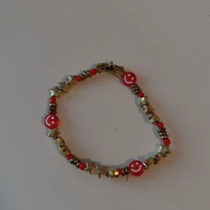 Guld och röd armband ❤️ - Säljer detta jättefina armbandet för 15kr. Armbandet var gjort idag och finns även i färgerna lila, grön, blå,orange,gul, mörkrosa och ljusrosa. Hade varit jättetacksam om någon ville köpa ❤️