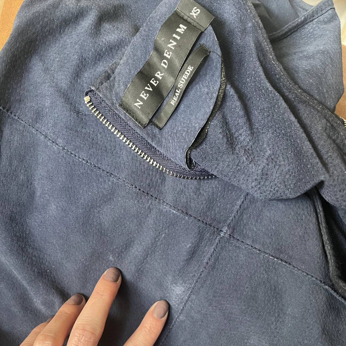 Mörkblå klänning i mocka - 91