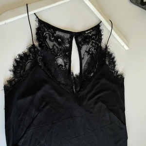 Spetslinne - Satintyg med spets, super fin till fest eller som en lyxig  pyjamas! 