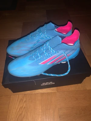 adidas X Speedflow .1 AG Sapphire Edge - Blå/Rosa/Vit - Storlek: 43 1/3 Använda en gång  Original pris: 2349 kr OBS: Vi ansvarar inte för postens slarv!