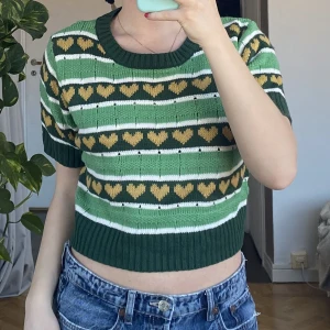 Grön stickad tshirt - Grön stickad tshirt med mönster och i bra skick