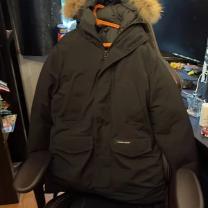 Canada goose parka jacket  - Säljer min Canada goose parka jacket  Cond 9/10 Försiktig använd  Nypris ca 12-14 tusen Tar gärna imot  byten  Kvitto finns  Priset kan diskuteras 