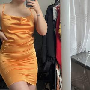 Oanvänd orange klänning från PLT 🧡 Perfekt för sommaren eller om man ska resa iväg!! ☀️✨ Har inte använt den men den har fått nån fläck längst upp till höger? Därav sänkt pris