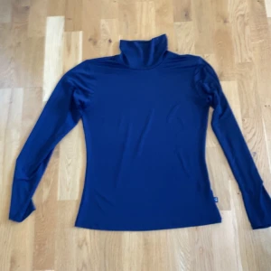 Blå polo tröja - Jätte fin polotröja med prislapp kvar. Så aldrig använd