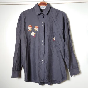 Vintageskjorta - Grå vintageskjorta med broderade ankor. Storleken passar M🌱