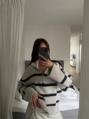 Stickad tröja - Säljer min fina oanvända stickade tröja från weekday