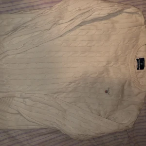 Gant sweatshirt  - Storlek S. Tröjan är hell vitt så de finns inga permanenta fläckar eller något liknande på den. Den är alltså på top skick. 