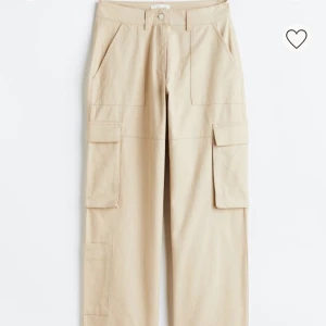 Rak cargobyxa - Cargobyxor i strl 36 i färgen beige. Säljes pga fel storlek. Köpt för 299kr. Aldrig använt bara provat.