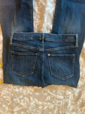 Assnygga lowwaist jeans  - As snygga lågmidjade Lee jeans som tyvär är för små för mig!💘Lee jeans Midjemåttet rakt över 36 Midjemåttet runt 73 Innerbenslängd 69 