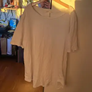 Fin Basic t-shirt stolek S. Kan tenka mig att mötas upp i Åkersberga eller Täby. Men postar även köparen står för frakt.🤍