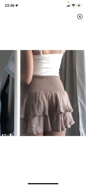 Linne kjol - En jättefin linnekjol i beige färg. (Lånade bilder)  den är inte genomskinlig🫶🏻 kontakta för frågor